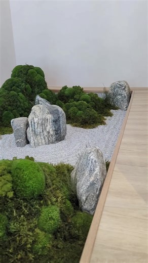 Indoor preserved moss garden for residential client. Our artists focused on textures and hillscapes 🌿 Humans are descendants of hunting mammals. We evolved both eyes in front to help us perceive distance to prey, as opposed to plant eating creatures that have eyes on their sides. Our brains constantly calculate visual input from 2 sources to provide a sense of depth. When not applied for survival, our depth perception is always reading ambient visual activity. In the right situations they evoke