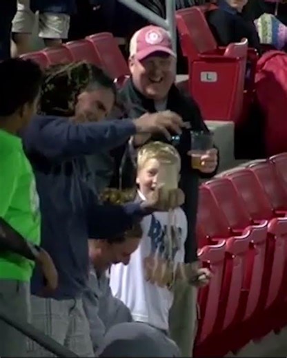 Foul ball beer catch! ⚾️🍺