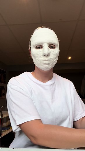 Plaster face mask. This was for a school project but could be a very nice halloween idea! Really easy to make. It took me 1h30 total to make one! #plaster #plastermask #halloweenmask #halloween #artschool #facemask #diyidea #artschoolhomework #scaryideas #whitemask #diy #diyproject #artproject #facemold #mask