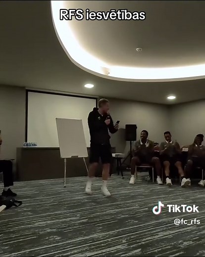 🤫 Neliela tradīcija mūsu kolektīvā. Lai jaunpienācēji iejustos komandā un kļūtu par daļu no kolektīva, viņiem jāiziet cauri simboliskam “iesvētīšanas” brīdim: pareizi jāatbild uz jautājumu par kluba vēsturi un jāizpilda viegls, jautrs uzdevums. Tas ir draudzīgs veids, kā saliedēties, pasmieties un sākt jauno posmu kopā. ☺️ #fcrfs #riga #football #footballtiktok #futbol