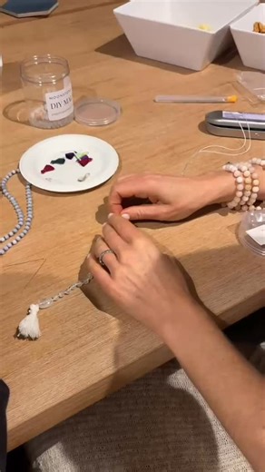 Making malas with my teen group 🧿✨ A mala is a strand of beads you can use to chant a word or phrase—your mantra. I keep one with me on airplanes when I’m nervous, or anytime I want a simple reminder to pause, ground, and hold onto something in life’s uncertainties. Here’s what I love: when you make a mala, you tie a knot after every bead… and with each knot, you repeat your mantra. One bead, one knot, one return. I found a kit on Etsy (easy to find), but fair warning: it’s time-intensive—in th