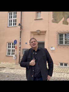 📜 Ein Stück Geschichte – direkt aus Ingolstadt. Sebastian Knott 🫵 ✨ Wo Bayerns Hochschulgeschichte begann! Mitten in Ingolstadt wurde 1472 die erste Universität Bayerns gegründet – ein Zentrum für Gelehrte, Zukunftsdenker und kluge Köpfe. Zwischen mittelalterlichen Mauern entstand hier ein Ort, an dem Wissen Geschichte schrieb und Bayern den Weg in eine neue Bildungsära einschlug. 🎓 Von Theologie über Recht bis zur Medizin: Die „Hohe Schule“ prägte ganze Generationen und machte Bayern zu eine