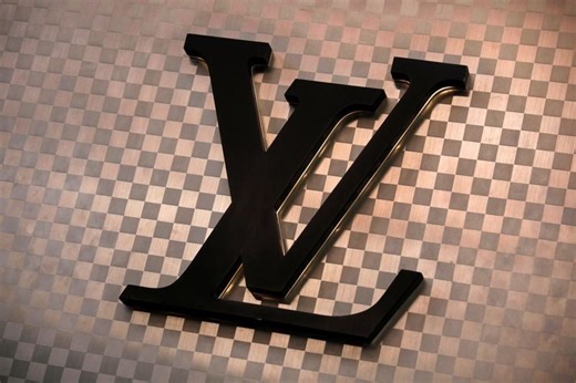 LVMH plonge en Bourse, les résultats 2025 et les perspectives ne parviennent pas à rassurer