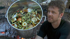 625K views · 25K reactions | Jock prepara una deliciosa sopa para la comunidad antes de regresar a su restaurante y reflejar la cultura de la isla Elcho 朗 ¿Le gustará a los clientes?﫣 #ChefNómada | Food Network Latinoamérica | Facebook