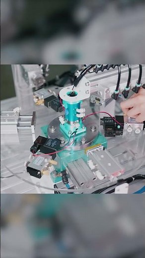 Slip ring connector for rotating electrical connection.