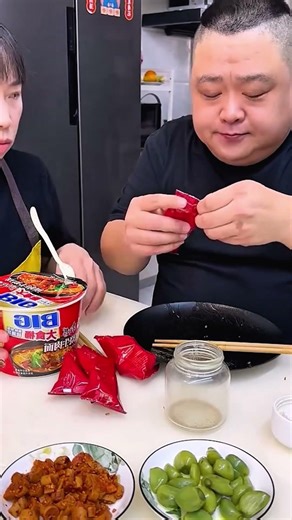 Real couple reaction 😆 food swap surprise moment! #FoodLoversHub #FunnyCouple #FoodPranks #fyp
