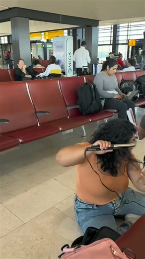 Top pocket spits out boarding pass like receipt printer—oddly satisfying 🧾@BAGSMART #AirportTTTTA#bag#smart#backpacks#bags#luggage#FYP#Fashion#fashiontryon#ChicWear#TrendyLooks#StyleHacks#EverydayChic#CasualVibes#SimpleStyle#WearYourMood#airportfashion#USAFashion#SoloTravel#qwoopl