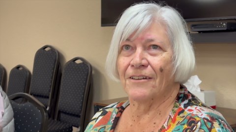 Mesa seniors turn plastic bags into lifesaving mats for unhoused community