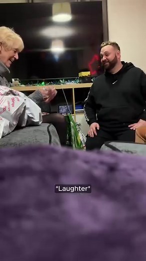 How to embarrass your Boyfriend at Christmas 😂🎄🎅🏻 #reelsfbシ #funnyreels #reubekahvidz #pranks #prankvideo #mum #christmas2023 #comedyreels | ReuBekah Vidz