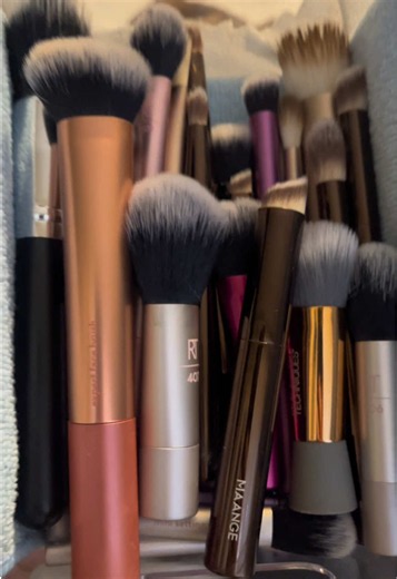 How to Deep Clean Makeup Brushes: Satisfying, Easy Method