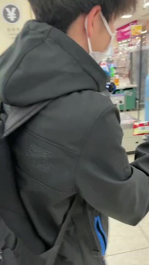 買う前に氷を取ろうとして破れて買った後に店員に氷を取って貰おうとしたら店員の反応がおもろすぎた笑笑#アイス#あいす #アイスクリーム #店員さん #おもしろ #面白い #氷#破れる