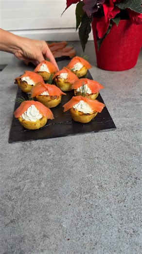 Paula Monreal Barral on Instagram: "Publi. Canastillas de patata con Salmón de Noruega, una receta Navideña, fácil, deliciosa y muy saludable. Si no te quieres complicar estas Navidades y buscas una idea de aperitivo fácil, rica y saludable, tienes que hacer esta receta de canastillas de patata con Salmón de Noruega, triunfarás en todas tus mesas. Para mí, el salmón ahumado de Noruega de @mardenoruega es la mejor opción: te permite preparar recetas sencillas, sabrosas y saludables en minutos. Pe