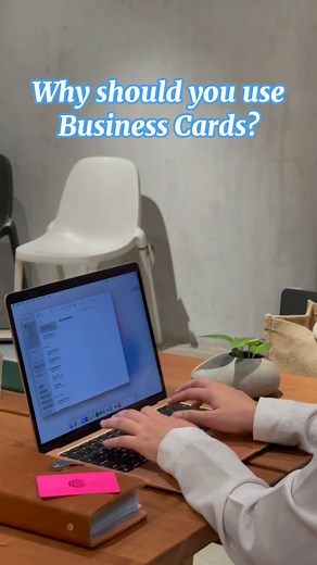 Do people still use business cards? 🤔 The top names in the industry do and this is why you should too! 🔽🔽 1. Personal touch: In today’s fast-paced digital world, face-to-face interactions can be rare, yet they remain essential for building meaningful connections. Having a business card with your personal brand can be a strong factor in making an incredible first impression. 2. Professionalism: A well-designed business card adds a touch of professionalism and legitimacy to your brand or busine