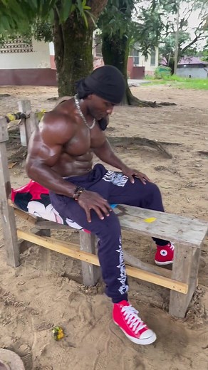 Black Muscle Hunk Bodybuilding and Gym Workout