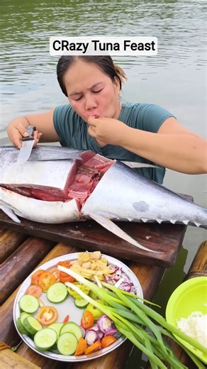 Eating Raw Tuna Straight From the Fish! 🤯