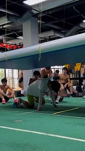 This drill teaches sprinters how to launch with power and control, staying low at first, then rising into full form as the mat lifts. Credit: @inzhejiang #trackandfield #sprintertraining #speeddrills #athletelife #faststart #reelstraining #sportsreels #speedtraining #sprinterlife #athleticperformance | Awesome Moments TV