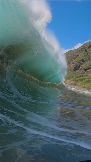 Large shorebreak wave in Hawaii #ocean #oceanwaves #oceanlife #reels | Dgphotography
