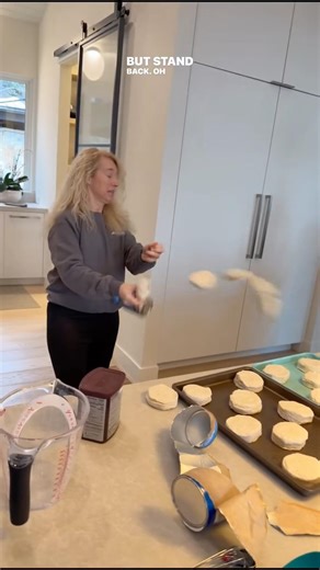 I’ve never seen a can of biscuits explode like this 🤯🤣 #pillsbury #biscuits #funny #usa #crazy