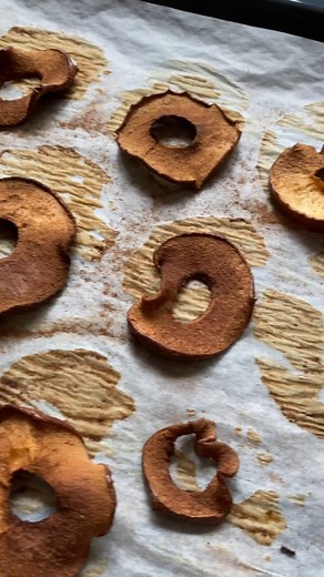 Chips di mela al forno🍎😍 Lo snack croccante e sfizioso da gustare quando vuoi➡https://shorturl.at/ijrHR | MoltoFood