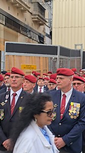 🇫🇷 Les paras ont envahi les Champs-Élysées 🇫🇷 Samedi 27 septembre, pour la Saint-Michel, comme chaque année, les paras ont remonté en chantant les Champs-Élysées, fièrement. Un honneur de marcher avec nos anciens sur les Champs-Élysées. La plus belle avenue du monde appartenait aux paras. Le 29 septembre 1949, en pleine guerre d’Indochine, résonne pour la première fois ce cri dans la cathédrale d’Hanoï. Les troupes aéroportées sont devenues un symbole de soldats appartenant à l'élite, des gu