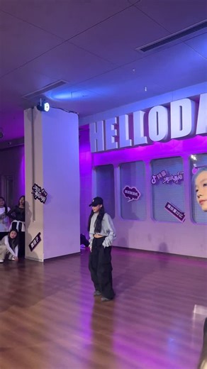 HelloDanceKids 小黄 on Instagram: "#舞蹈课堂随拍 #开春的第一支爵士舞 #抖音潮流舞蹈地图 #hello一起dance#金大铭编舞"