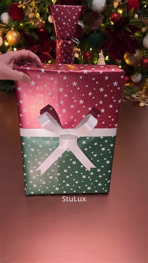 🎄🎶🎊 Christmas Gift Wrapping 💫🎵🎁 👉 COMMENT ‘SLOW’ if you need a STEP-BY-STEP tutorial for this wrapping technique 🎥 Images Captured and Edited by @stulux_ 🎶 Music in this video is licensed through Epidemic Sound #christmas #christmascountdown #wrappinghacks #281stulux | StuLux Gift Wrapping