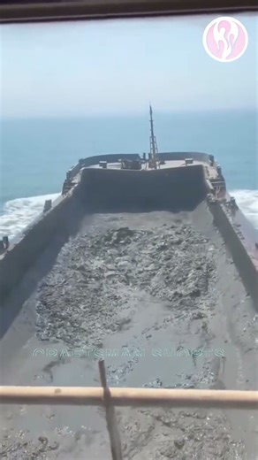 Sand barge | Sand barge unloads silt