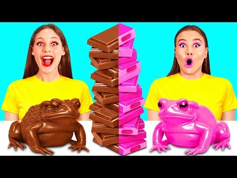 فقاعة العلكة مقابل الشوكولاته الغذاء التحدي | معركة الغذاء الملحمية