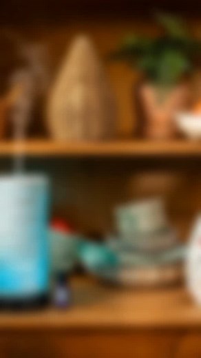 🌿✨ Elegancia, aroma y bienestar en un solo lugar ✨🌿 El Difusor Premium de Scentsy no es solo un difusor… 💎 Es una pieza decorativa 🌬️ Un ambientador de lujo 🧘‍♀️ Y una herramienta de bienestar diario. 🔹 Funciona con aceites naturales 🌱 🔹 Cambia de color (¡más de 16 opciones de luz LED!) 🔹 Tiene niebla ultrasónica para un aroma duradero 🔹 Es programable: alta, baja o intermitente. Imagina llegar a casa, poner tu aroma favorito y transformar tu ambiente en segundos. 💭 ¿Ya pensaste qué a