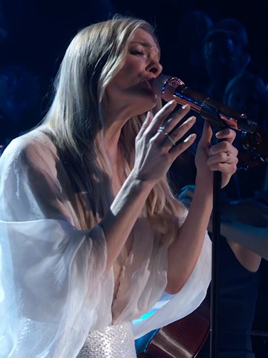 LeAnn Rimes Performs 'Blue' at ACM Awards 2022