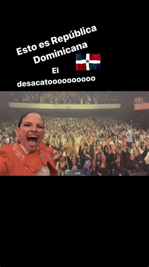 Estaban ustedes DESACATAOOOOS jajaj qué maravilla de show!! Hasta que salí me enteré de que la etiqueta del Teatro es que no se pueden levantar de los asientos (ooops!) pero bueno al menos para las últimas cancioncitas hicimos un buen desmadre 😂 Gracias gracias por una bella noche y por repetir en el hermoso Santo Domingo con #Antologia20AñosTour 🇩🇴 #SoldOut | Natalia Jimenez