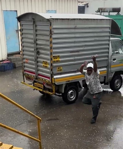 Thank you 500k views ❤️ दादांनी घेतला पावसाचा आंनंद ❤️ #पाऊस #आनंदोत्सव #मजेदार #viral #viralvideo