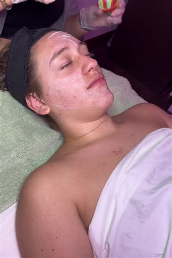 Teen facial with extractions and high frequency ⚡️🩷 #fyp #facial #extractions #highfrequency