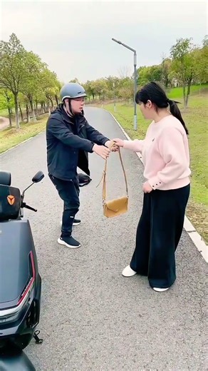 It's just that my bag has fallen off.#helpothers #kindness #inspiration