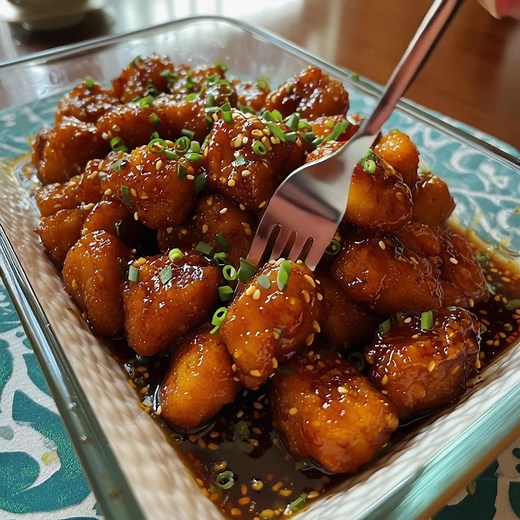 Sticky Honey Garlic Chicken Bites Crispy, juicy chicken bites coated in a rich honey garlic glaze that’s sweet, savory, and irresistibly sticky. A quick and easy recipe that’ll have everyone coming back for seconds! Ingredients: 1.5 lbs chicken breast, cut into small chunks ½ cup cornstarch 2 eggs, beaten Oil for frying 3 tablespoons butter | The Cozy Spoon