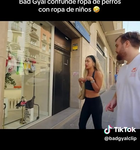 Bad Gyal confunde ropa de perros con ropa de niños jajajaja #akabadgyal #badgyal #albafarelo #ibai #mascaratour