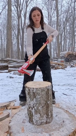 Crushing maple rounds with this BEAST of an axe-muller Biber dynam-ax #firewood #outdoorwork