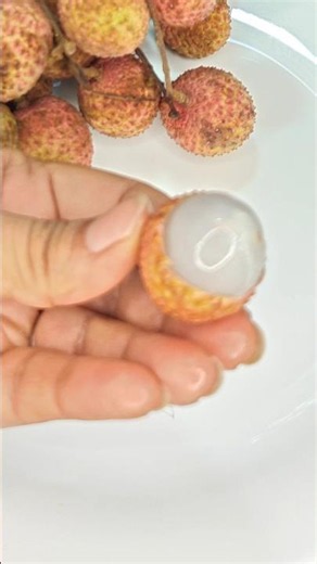 How to peel Lychee easily🍠Litchi peeling hack🍒 😱 Easy Lychee Hack!🍒#Shorts #fruit #foryou #trending