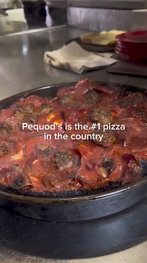 シカゴの最高傑作が栄冠を勝ち取りました！🏆🍕 リンカーンパークの象徴的な場所であるPequod's Pizzeriaは、Yelpによって2024年のアメリカのトップのピザ店に選ばれました。 キャラメル風味のチーズクラストが特徴の絶品パンスタイルのピザで有名なPequod'sは、地元の人々や観光客の間で伝説的な地位を獲得しました。その名声は、FXの「The Bear」にも登場するほどです！ 🎥: @wbbmnewsradio Chicago's finest takes the crown! 🏆🍕 Pequod's Pizzeria, an iconic spot in Lincoln Park, has been named the top pizza joint in America by Yelp for 2024. Renowned for its delectable pan-style pies with caramelized cheese crust, Pequod's has achieved legendary status among locals and