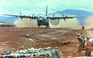 C-17 和 C-130在简易土跑道上测试疯狂的战斗起飞和着陆