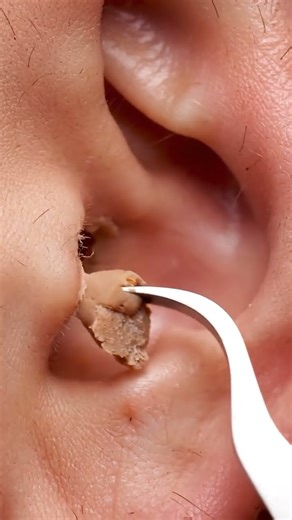 Delicate Ear Pick Cleaning ASMR Loop | 8s Short | Satisfying Macro Close-up #asmr #relaxing