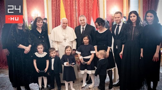 A család az család, írta Orbán a képhez, amin Ferenc pápa és Tiborcz István is rajta van | 24.hu