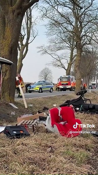 🚨 Schwerer Unfall auf der L26 🛻 Bei einem Unfall zwischen Hohendorf und Hohensee ist ein Transporter gegen einen Baum geprallt. Die Beifahrerin wurde schwer verletzt und von der Feuerwehr befreit, der Fahrer kam mit leichten Verletzungen davon – das einjährige Kind blieb unverletzt. 🛑 Die Straße war mehrere Stunden voll gesperrt, es entstand ein Gesamtschaden von rund 23.500 Euro. Die Ursache für das Abkommen von der Straße ist noch unklar. 👉 Mehr dazu findest du im Artikel auf nordkurier.de