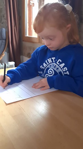 👩‍🏫Zélie aime apprendre, elle aime l'école. 😊Et même en vacances, c'est elle qui réclame des devoirs🤷‍♀️ Elle progresse! 💪Après quelques semaines de révisions du graphisme depuis la rentrée, elle entame maintenant les lettres ! Avec le "i de souris". Son école suit la méthode Boscher associée à Borel maisonny. Après le "i" elle verra le "u" puis le "o", le "a", le "e é è ê", et ensuite les syllabes! Elle avance à son rythme bien aidé par ses maîtresses, son orthophoniste et sa psychomotrici