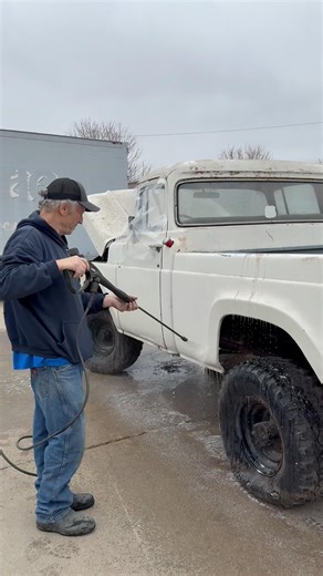 Cleaning 10 Years of Neglect Off Our '60 F-100! 🫣