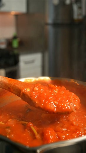 Why ketchup got stuck in old glass bottles — and how engineers solved it with a simple but brilliant design trick. A quick food-science story. #ketchup #foodfacts #sciencefacts #foodscience #engineering #Innovations #funfactsdaily #DidYouKnow #youtubeshorts #shorts #historyfacts #learnsomethingnew #lifehacks | FoodWowz