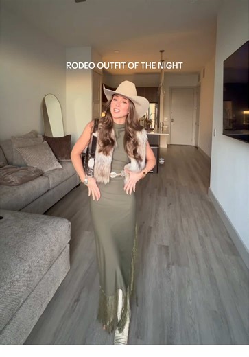 Fur & fringe = 🤎🤠 Use code SYD10 @The Hat Store Houston TX @THS RANCH HTX ! Follow @Mablueart ! @prettylittlething @Amazon Fashion #houstonrodeo #fashion #outfit #western #cowgirl