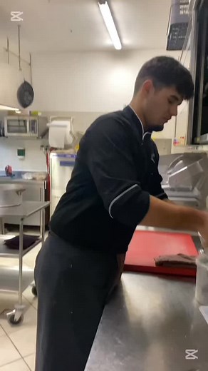 Stiven, 19 anni, 2 metri di altezza e 100% cuore. Il nostro aiuto cuoco a La Pioppa, dove il talento (e l’ego) non mancano! 👑🔥 Grazie ai @lacucinadelmaia e @maiaetas_crema per l’ispirazione per creare contenuti che riguardano chi lavora dietro le quinte per regalarci bei ricordi!! #agriturismolapioppa #agriturismo #comoeventi #cibokm0 #como #staff | Agriturismo La Pioppa