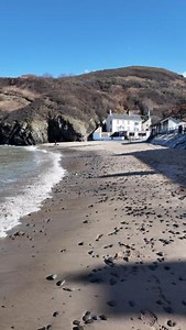 🌞 🌊 Listen to the waves as Llangrannog basks in spring sunshine 🏴󠁧󠁢󠁷󠁬󠁳󠁿 Visit Ceredigion | Wales