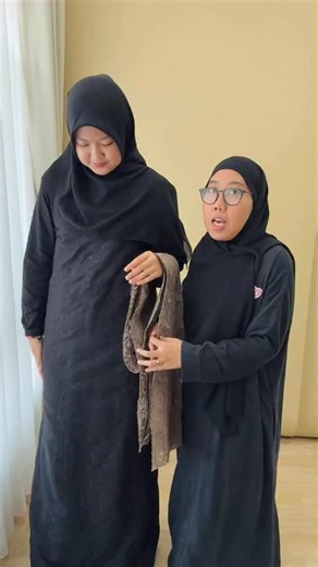 RUMAH KATUN BABANA on Instagram: "Super best seller bahkan banyak pula yang repeat order! 🤩 Pastiin kali ini dapet warna incerannya ya... 😭 Jenis bordir Melayu! (Tumpal berbordir chemical (krancang) Sampai sekarang sangat langka di pasaran dan super anggun untuk dress, gamis, outer, one set rok, baju kurung, dll. 🥰 ✅ Tidak bolong! ✅ Halus dari full 100% katun adem ✅ Tinggi tumpal 8cm bisa untuk variasi lengan, kerah, list baju, pinggiran baju, saku, dll. KHAZVIA Lebar : 1,3m Bahan : Cotton Em